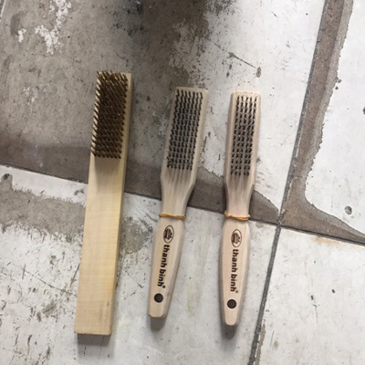 Bàn chải sắt, thau cán gỗ
