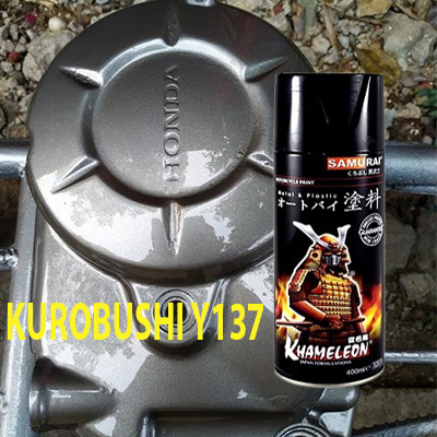 Sơn xịt SAMURAI KUROBUSHI Y137 - màu xám nhạt lốc máy Yamaha samurai